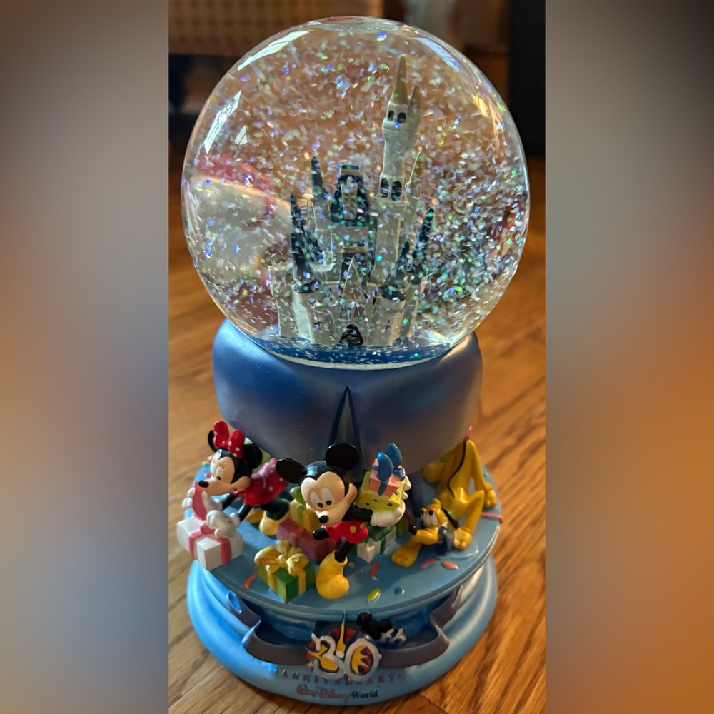 Walt Disney World 30th Anniversary Snow Globe Mickey & Minnie and others, EUC